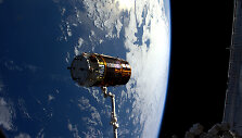 Kosminė kapsulė HTV-6 stumiama nuo TKS robotine ranka &bdquo;Canadarm2&ldquo;