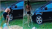 Kameros užfiksavo, kaip pusnuogis vyri&scaron;kis subadė automobilio padangas
