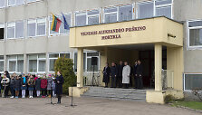 Vilniaus Aleksandro Pu&scaron;kino mokyklos moksleiviai sodino ąžuoliukus