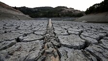 I&scaron;džiūvęs Almadeno tvenkinys Kalifornijoje