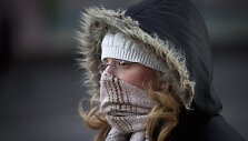 &Scaron;aliku veida nuo &scaron;alčio prisidengusi moteris Niujorke
