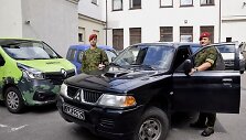 Karo policijos radijo ry&scaron;io sistemų technikas Ruslanas Selinas ir karo policininkas Mantas Pranskūnas.