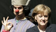 Klounas prie Vokietjos kanclerės Angelos Merkel (2007 m.)