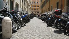 Europos didmiesčiuose ant &scaron;aligatvių sustatyti motociklai &ndash; įprastas vaizdas.