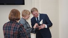 Apdovanojimą i&scaron; A. Auksoriūtės rankų priima I. Leme&scaron;kinas