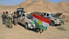 Kurdų kovotojai prie bėgančių IS džihadistų paliktų automobilių 