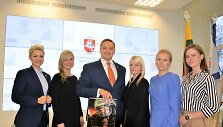 Ministras apdovanojo 15min ciklo &bdquo;Jos mus saugo&ldquo; pareigūnes.