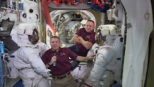 Astronautai Terry Virtsas ir Barry Wilmore'as &scaron;alia skafandrų Tarptautinėje kosminėje stotyje 