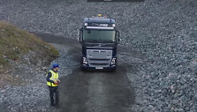 Radijo bangomis valdomas &bdquo;Volvo&ldquo; vilkikas
