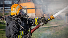 Ugniagesiai gesina Vilniaus čigonų tabore deganti namą