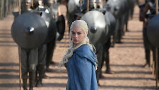 Emilia Clarke seriale &bdquo;Sostų karai&ldquo;