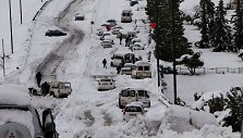 Apsnigtame kelyje užklimpę automobiliai