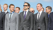 Dominykas Vizbaras (de&scaron;nėje) kartu su broliu  Kristijonu ir &Scaron;arūnu &Scaron;iugžda (viduryje)