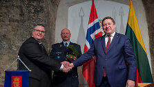 Sutarties dėl norvegi&scaron;kų sistemų NASAMS įsigijimo pasira&scaron;ymas