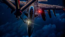 JAV karinių oro pajėgų lėktuvas &bdquo;KC-135 Stratotanker&ldquo; pildo degalų atsargas JAV karinio jūrų laivyno lėktuvui &bdquo;F/A-18F Super Hornet&ldquo; vir&scaron; Artimųjų Rytų operacijos &bdquo;Epic Fury&ldquo; metu