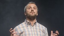 Giedrius Savickas spektaklyje &bdquo;Urvinis žmogus&ldquo;
