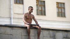 Rusijos menininkas Piotras Pavlenskis nuspjovęs dalį ausies.