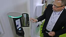 Allanas Ahlgrenas demonstruoja elektromobilio krovimo stotelę