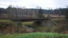 Toks vaizdas į geležinkelio tiltą per Bražuolės upę veriasi i&scaron; sodybos, kurioje gyveno traukinių gelbėtoja A.Juozapavičienė.