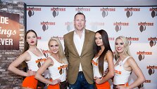 Darius Songaila ir &bdquo;Hooters&ldquo; padavėjos