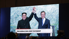 &Scaron;iaurės ir Pietų Korėjos lyderiai: Kim Jong Unas ir Moon Jae-inas 