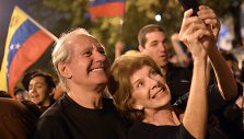 Venesuelos opozicijos &scaron;alininkai &scaron;venčia pergalę.