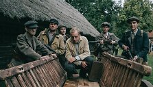 Severinas Norgaila (centre) filme &bdquo;Purpurinis rūkas&ldquo;