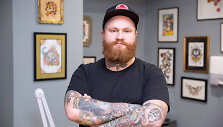 Tatuiruočių meistras Ernestas Narkevičius savo studijoje &bdquo;Super 7 tattoo&ldquo; 