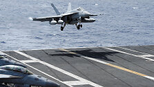 &bdquo;F/A-18 Super Hornet&ldquo;  leidžiasi ant &bdquo;USS Ronald Reagan&ldquo; denio Pietų Kinijos jūroje