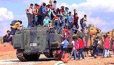 Sirų vaikai ant Turkijai priklausančio &scaron;arvuočio Idlibo provincijoje