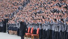 &Scaron;iaurės Korėjos lyderis Kim Jong Unas su studentais