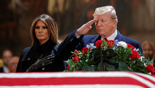 Donaldas Trumpas su žmona Melania pagerbė eksprezidentą G.H.W.Bushą