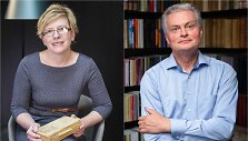 Ingrida &Scaron;imonytė su savo mėgstama knyga apie &Scaron;veiką ir Gitanas Nausėda savo namų bibliotekoje