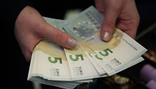 Prekybos centro &bdquo;Maxima&ldquo; kasininkės pasiruo&scaron;usios priimti eurus