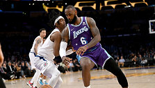 LeBronas Jamesas prie&scaron; Terrence'ą Manną