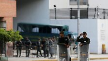 Venesuelos prezidentą kritikuojančios generalinės prokurorės biurą apsupo kariuomenė.