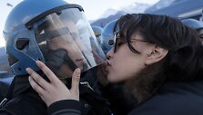 Italijos policijos pareigūną į &scaron;almą pabučiavusiai moteriai gresia teismas. 