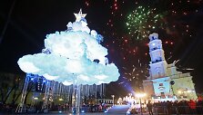 Kaunas įžiebė pagrindinę miesto eglę, kurią jau spėta pavadinti &bdquo;debesų egle&ldquo;.