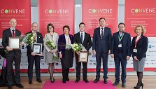 Geriausiais pripažintų Lietuvos vie&scaron;bučių atstovai ir Lietuvos vie&scaron;bučių ir restoranų asociacijos prezidentė (viduryje) Evalda &Scaron;i&scaron;kauskienė.