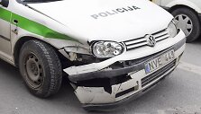 Taksi ir policijos automobilių avarija.