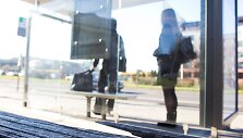 Autobusų ir troleibusų tenka laukti ant aplūžusių suoliukų.