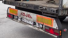 Krovinys perkrautas į vilkiką su rusi&scaron;kais numeriais.
