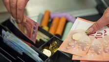 Prekybos centro &bdquo;Maxima&ldquo; kasininkės pasiruo&scaron;usios priimti eurus