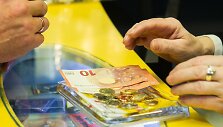 Lietuvos pa&scaron;to bendrovės vadovė Lina Minderienė ir susisiekimo ministras Rimantas Sinkevičius apžvelgė eurų keitimo klausimus.