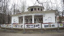 Vilniaus pilių teritorijos ir įvairių Lietuvos istorijos laikotarpių vaizdai ant &bdquo;Rotondos&ldquo; tvoros.
