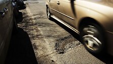 Niujorko gatvėse po žiemos atsiradusios duobės