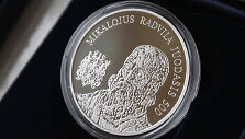 20 eurų kolekcinę sidabro monetą, skirtą Mikalojaus Radvilos Juodojo 500-osioms gimimo metinėms.