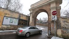Vartai vir&scaron; Sapiegos gatvės atrodo nesaugiai