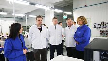 Norvegų kompanijos &bdquo;Jotron&ldquo; padalinyje praėjusį penktadienį apsilankę Kauno meras Andrius Kupčinskas ir Europos parlamento narys Gabrielius Landsbergis