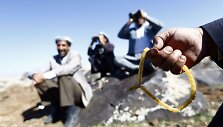 Turkijos kardai prie sienos stebi mū&scaron;ius Kobanėje, o &scaron;alia esanti moteris meldžiasi